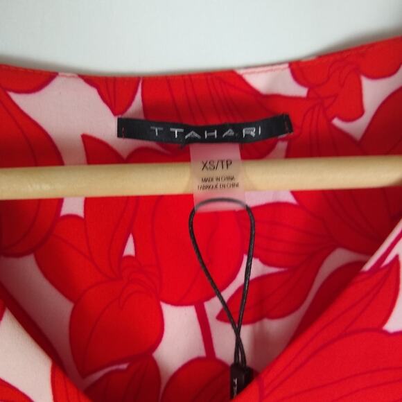 T Tahari Blouse Size XS Floral V Neck Sleeveless Blouse NWT - Picture 7 of 12